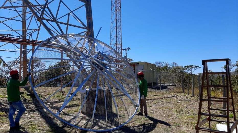 Equipe CSCIA Telecom instalando antena de transmissão em torre
